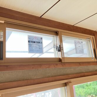 他社で断られた窓も施工可能です。ランマ付き掃き出し窓にYKKAPの内窓「ウチリモ」設置～千葉県八千代市 K様～