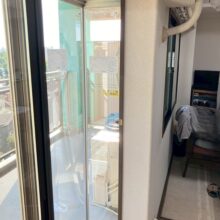 製材屋にてオーダーで方立を製作し、ウチリモの調整平板を取り付けることで対応。 また、FIX窓にはスペーシアガラスを採用しました。