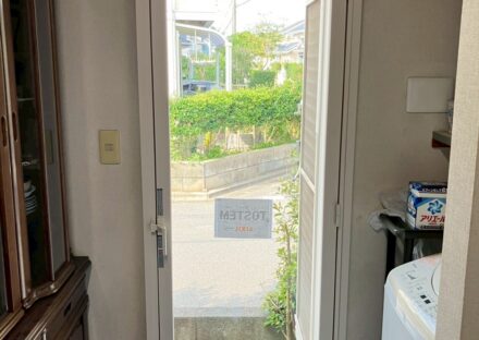 毎日使うキッチンをもっと快適に。勝手口ドアを内窓「インプラス」で断熱対策～千葉県千葉市 M様～