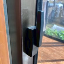 合わせて、既存サッシのクレセント（鍵）も交換いたしました。